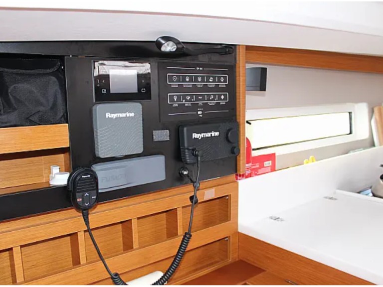 Hire a Jeanneau Sun Odyssey 440 Marigot