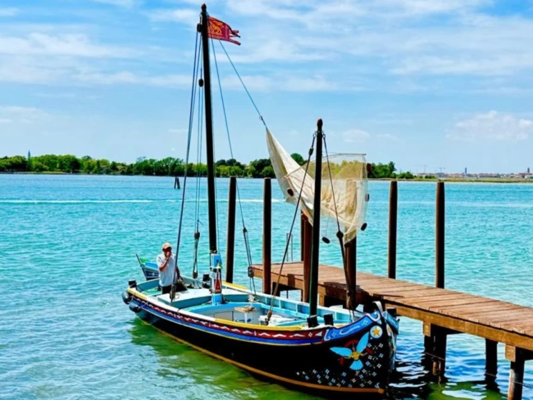 Hire a Amadi Bragozzo Venice