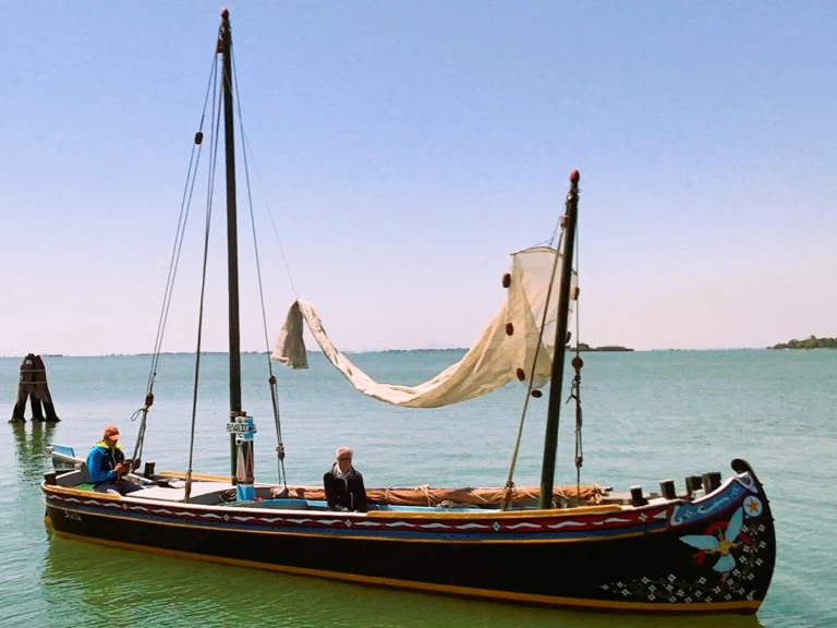 Hire Motorboat Amadi with a boat licence