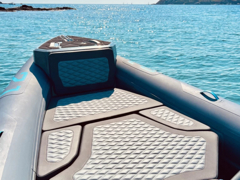 Hire RIB Highfield with a boat licence