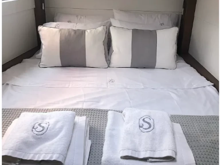 Hire Catamaran Lagoon with a boat licence