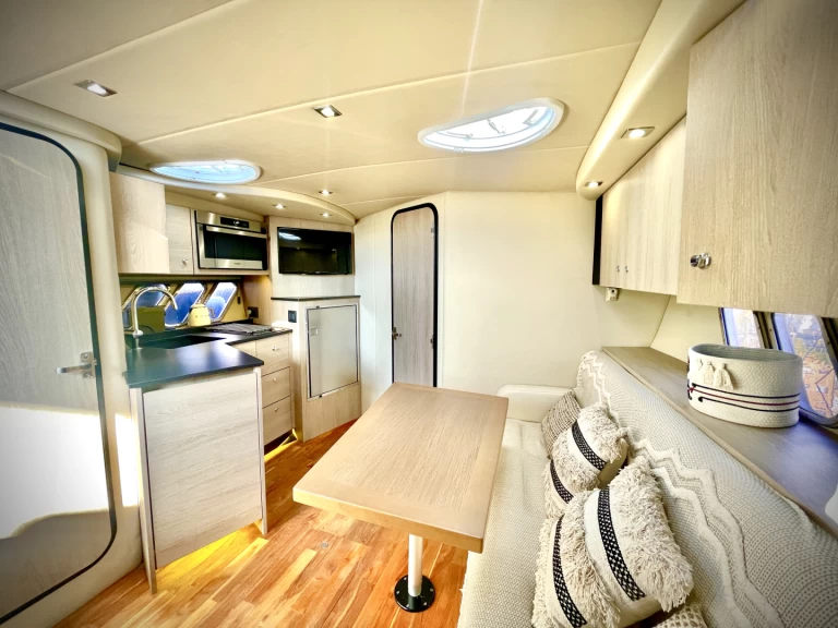 Charter a Cruisers CRUISER YACHT 360 EXPRESS in Hyères on Samboat