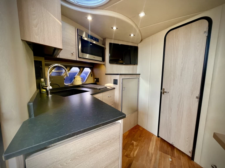 Hire Luxury Yacht Cruisers with a boat licence