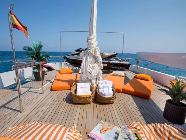 Luxury Yacht to hire Barcelona at the best price