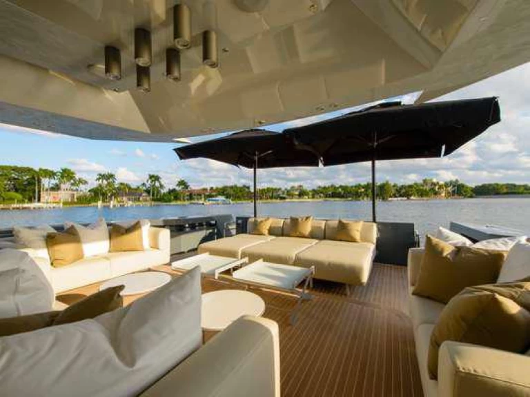 Hire Luxury Yacht Arcadia with a boat licence
