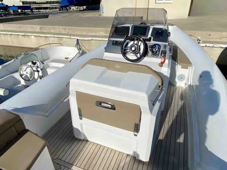 Yacht hire Palermo cheap Renier R8 Tourer