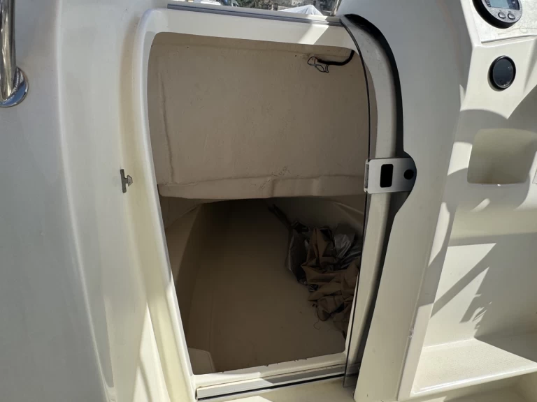 Motorboat to hire La Madrague at the best price