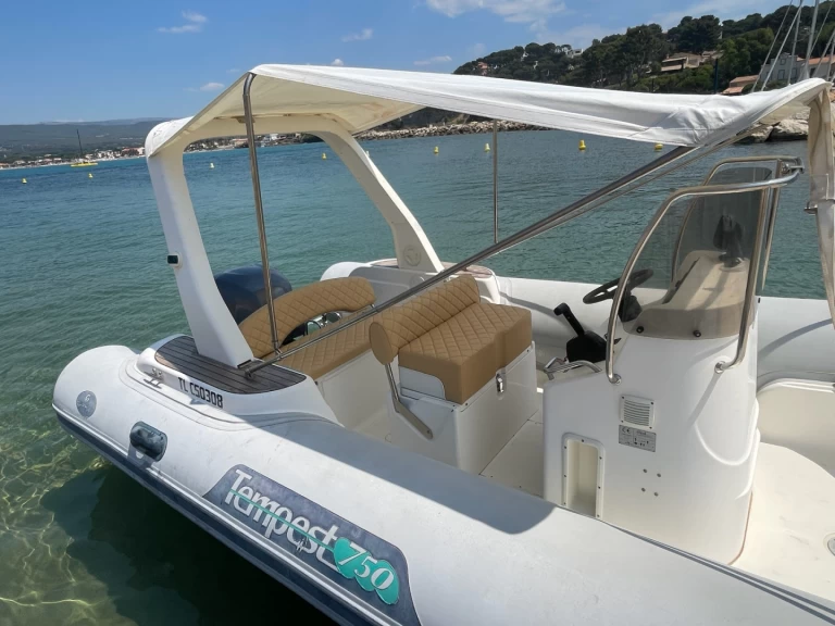 Hire RIB Capelli with a boat licence