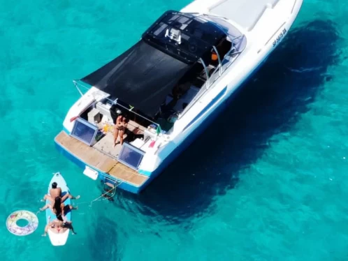 Hire Luxury Yacht Luxury Yacht  with a boat licence