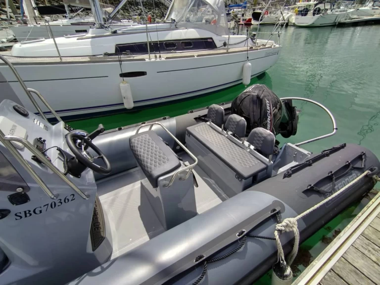 Charter a 3D Tender 3D Tender 600 Patrol in Saint-Quay-Portrieux on Samboat