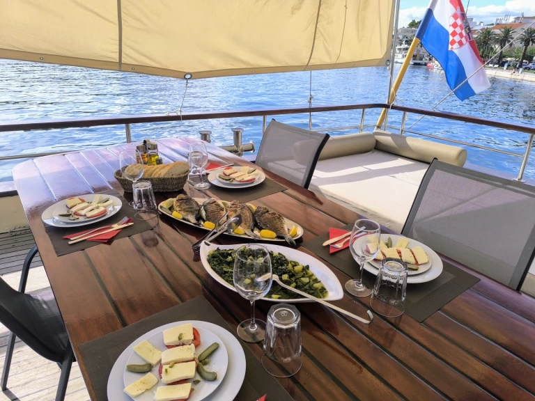 Sailboat to hire Split at the best price