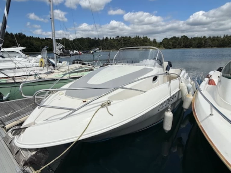 Hire Motorboat Quicksilver with a boat licence