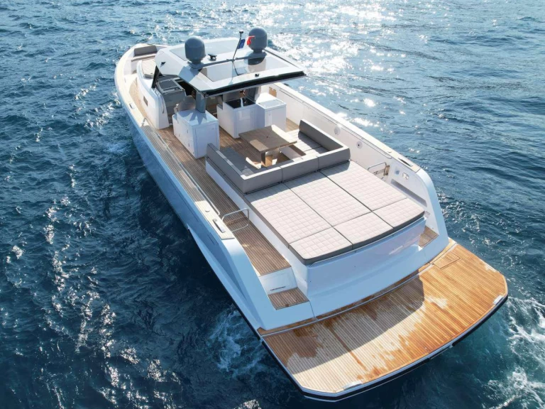 Hire Motorboat Pardo Yachts with a boat licence