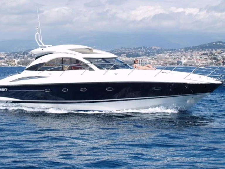 Hire Motorboat Sunseeker with a boat licence