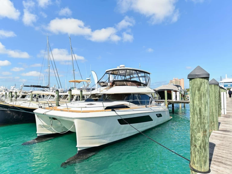Luxury Yacht to hire Bahamas at the best price