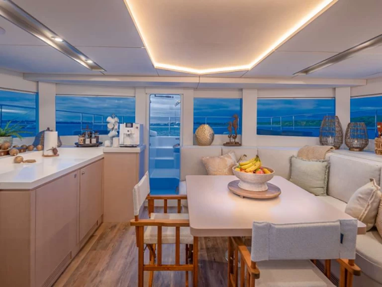Hire Luxury Yacht with or without skipper Two Oceans Bahamas