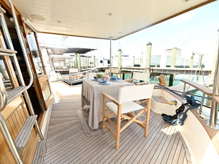 Charter a Menorquin Buccara XV in Bahamas on Samboat