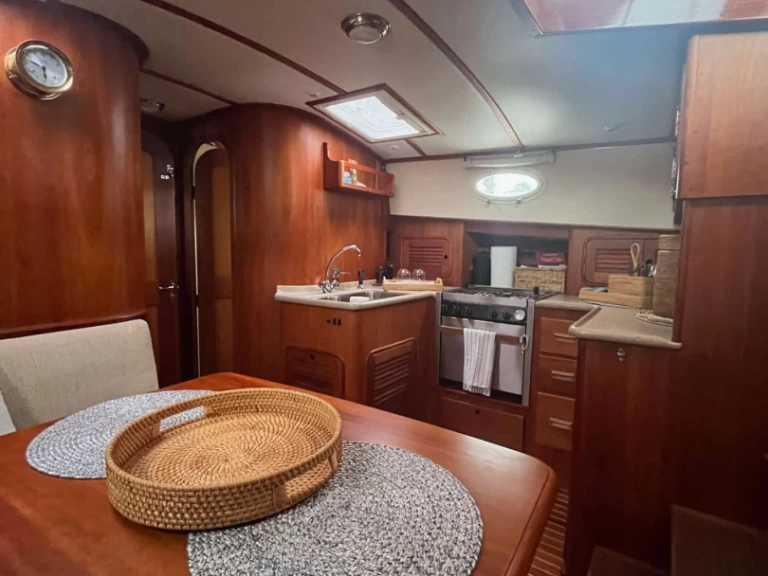 Charter a Hinckley MERLIN in Oyster Bay on Samboat