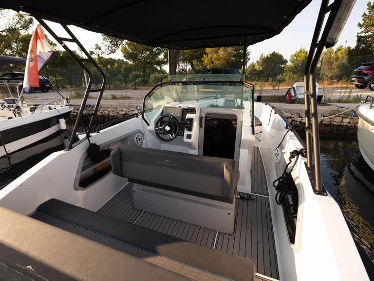 Charter a Northmaster Northmaster 685 Cruiser in Šibenik on Samboat