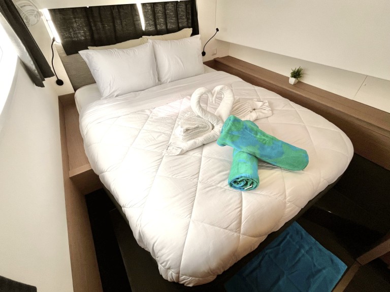 Hire Catamaran Fountaine Pajot with a boat licence