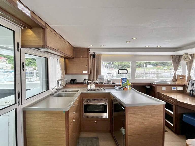 Yacht hire Parham Town cheap Lagoon 450 F