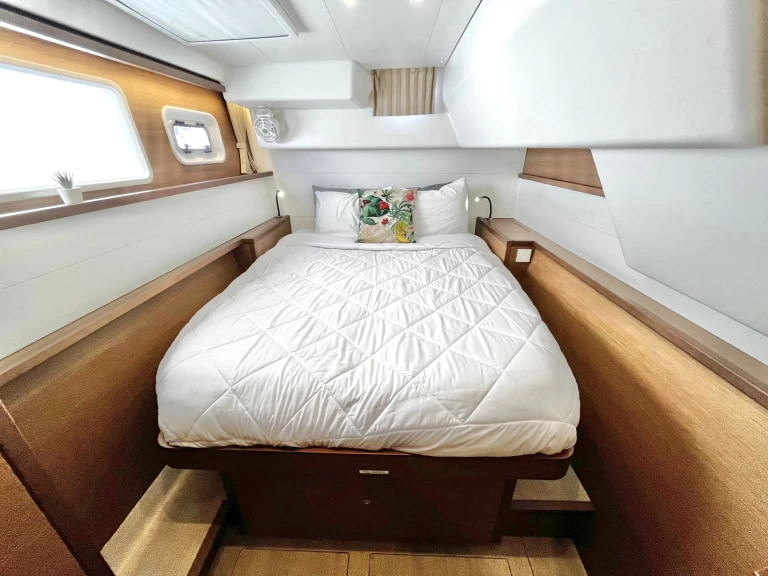 Hire Catamaran Lagoon with a boat licence