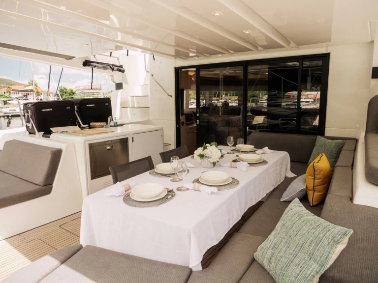 Charter a Lagoon Lagoon 55 - 4 cab. in Parham Town on Samboat