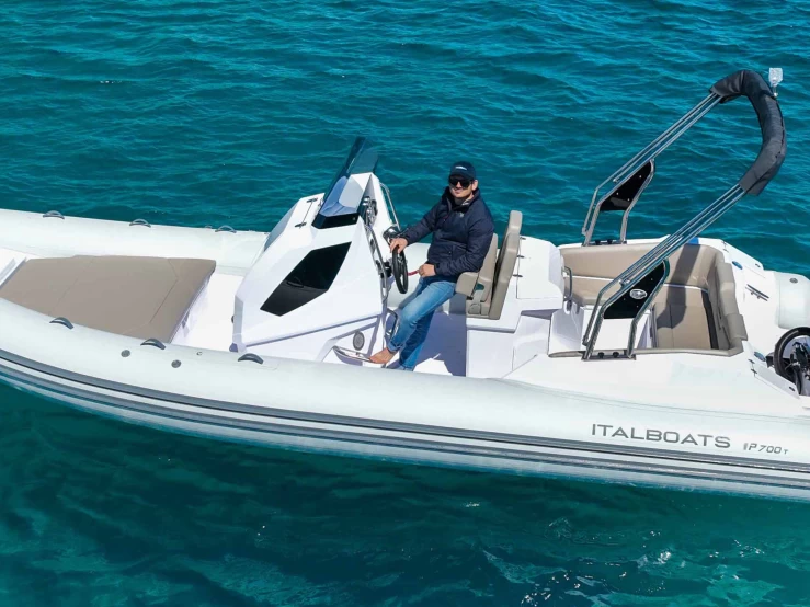 Motorboat hire in Pula -  Italboats Predator 700