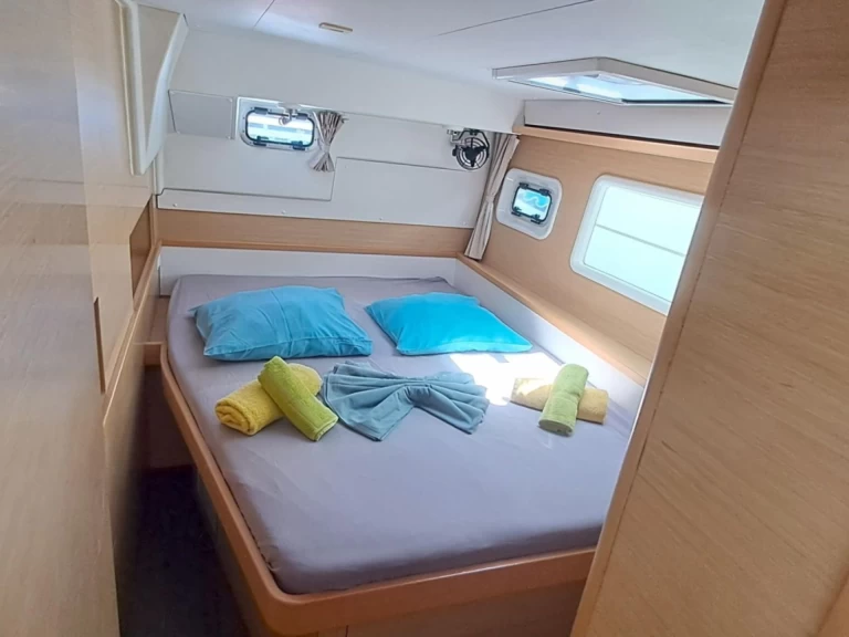 Yacht charter Le Marin - Lagoon Lagoon 400 S2 on SamBoat