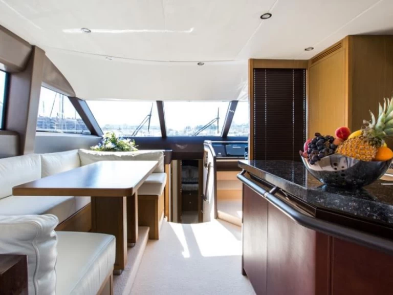 Charter a Princess Princess 64 Fly in Beaulieu-sur-Mer on Samboat