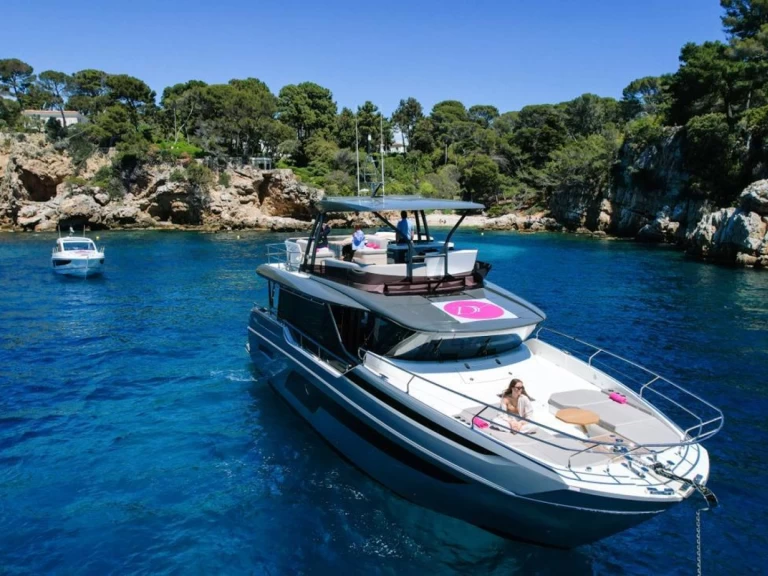 Yacht charter Juan-les-Pins - Prestige X60 on SamBoat