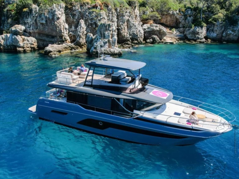 Hire Luxury Yacht with or without skipper Prestige Juan-les-Pins