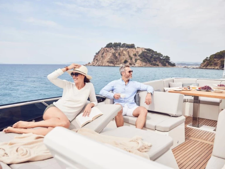 Hire a Prestige Prestige 520 Fly Saint-Laurent-du-Var