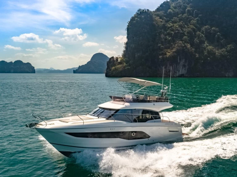 Hire a Prestige Prestige 420 Fly Juan-les-Pins