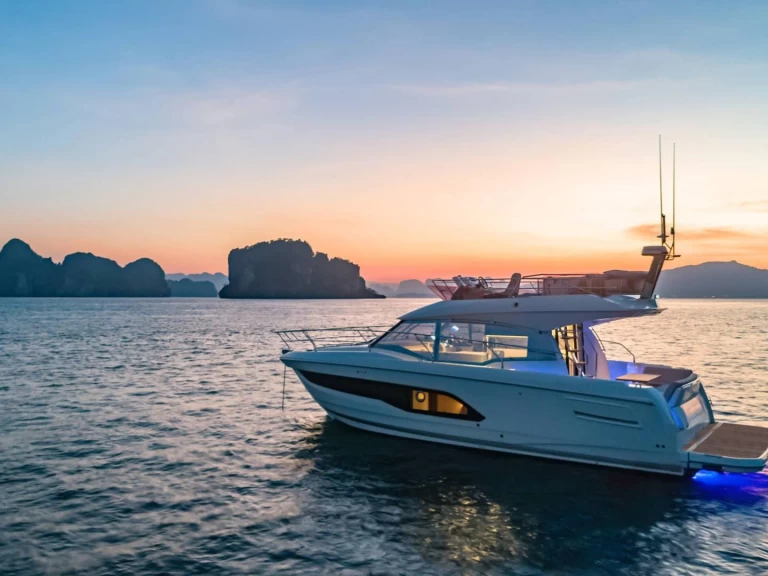 Hire Motorboat with or without skipper Prestige Juan-les-Pins