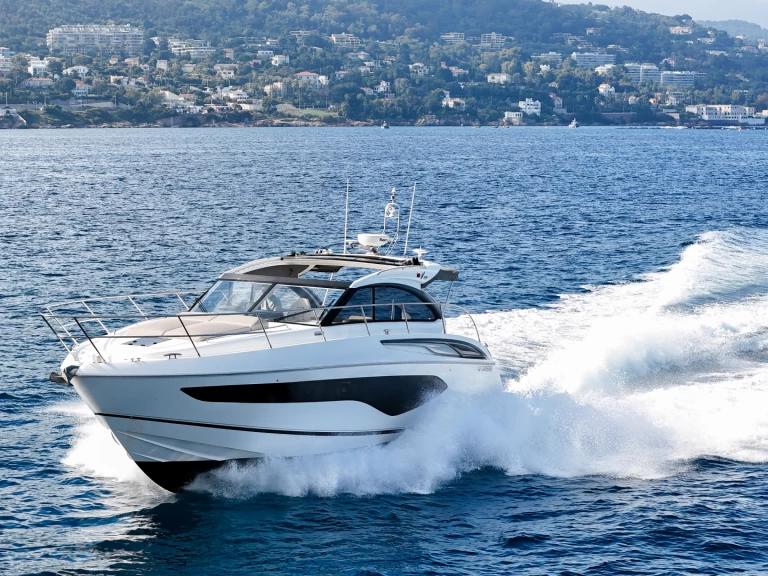 Charter a Princess Princess V50 in Golfe-Juan on Samboat