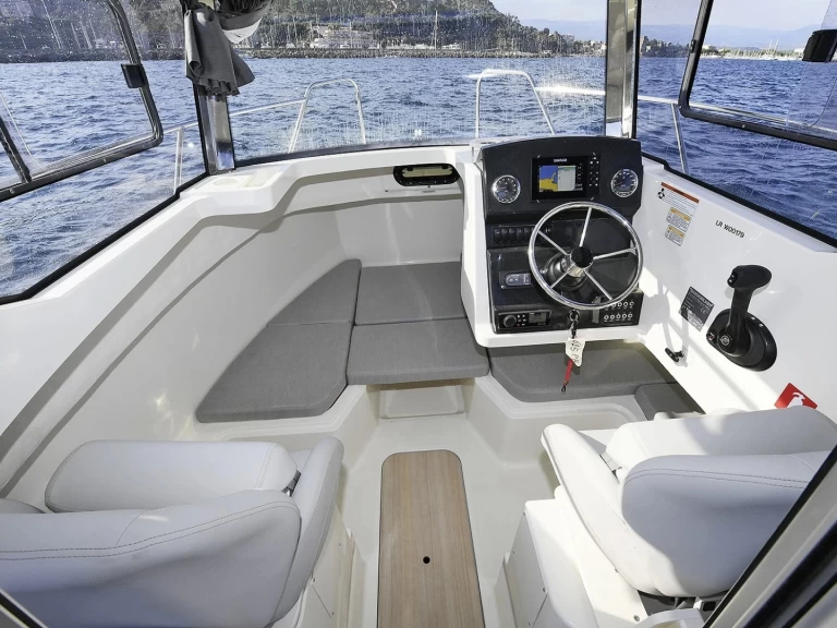 Hire Motorboat Quicksilver with a boat licence