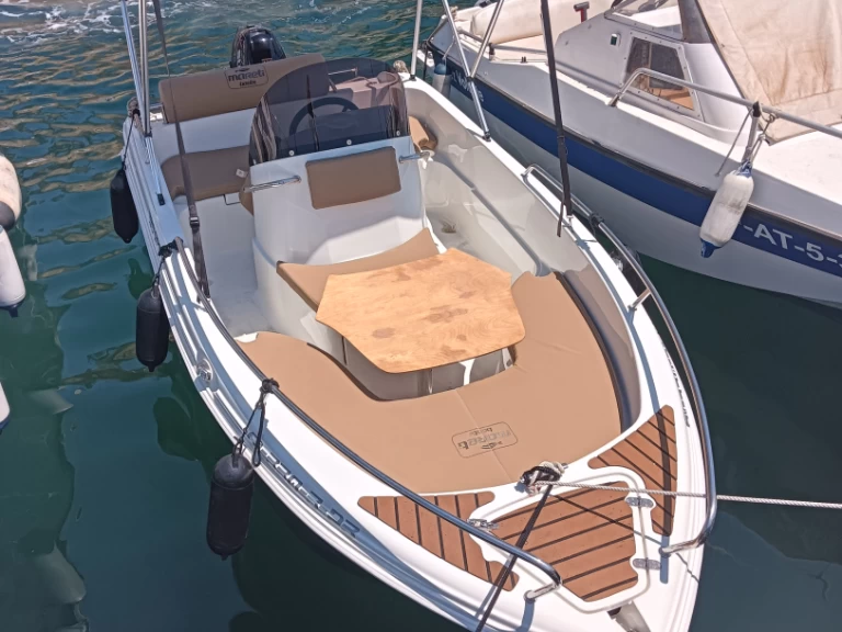 Hire Motorboat Mareti with a boat licence