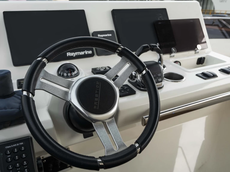 Charter a Prestige Prestige 520 Fly in Hạ Long on Samboat