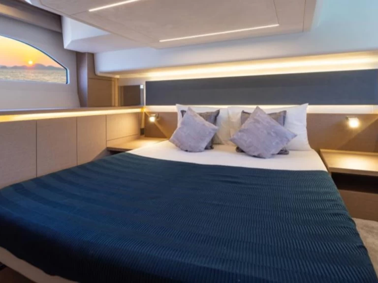 Yacht charter Juan-les-Pins - Itama 55 on SamBoat