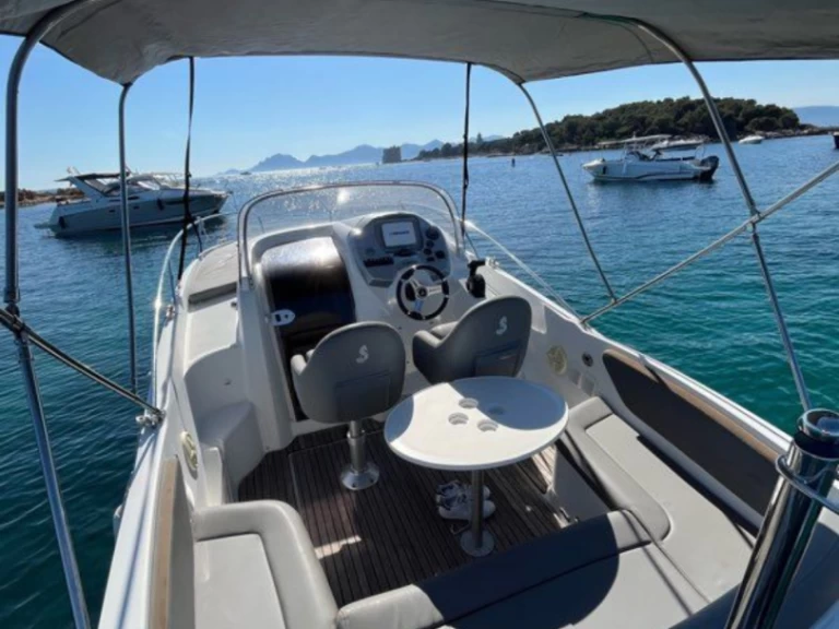 Hire Motorboat Bénéteau with a boat licence