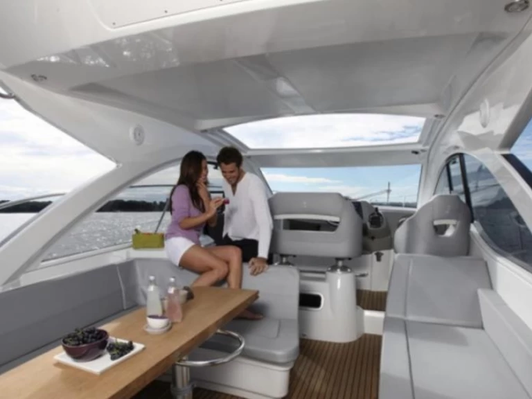 Hire Motorboat Gran Turismo with a boat licence