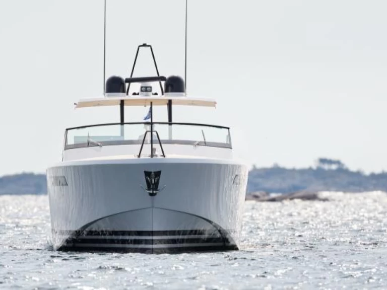 Hire a Delta Powerboats 60 Juan-les-Pins