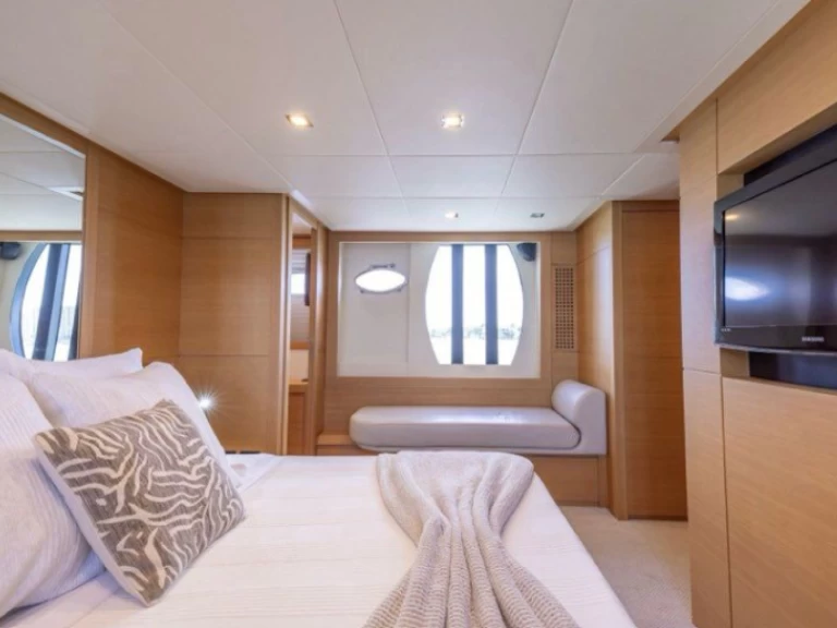 Hire Luxury Yacht Pershing with a boat licence