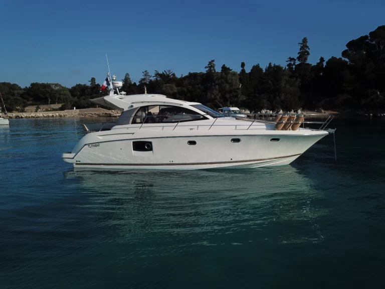 Charter a Prestige 39 in Juan-les-Pins on Samboat