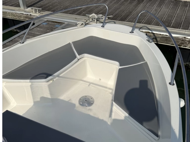 Hire Motorboat Pacific Craft with a boat licence