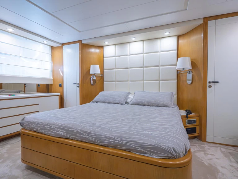 Charter a Sanlorenzo San Lorenzo SL 72 in Procida on Samboat