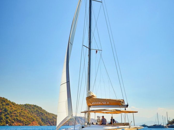Hire Catamaran Lagoon with a boat licence