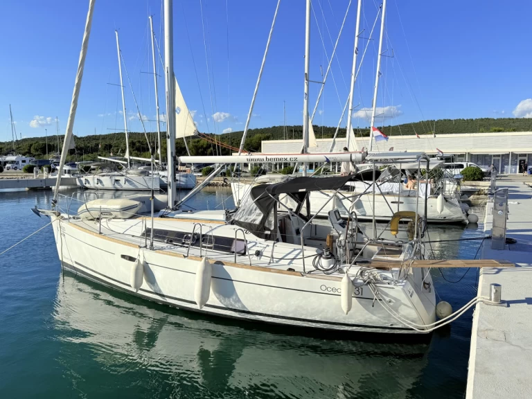 Hire a Bénéteau Oceanis 31 Sukošan