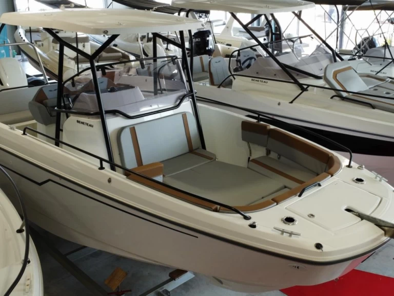 Hire a Bénéteau Flyer 8 SPACEdeck Ajaccio